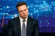 Elon Musk promete vender robôs Optimus até 2027 em Davos, sua estreia no fórum