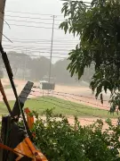 Enxurrada causa destruição em Pompéu: asfalto arrancado, casas invadidas e veículo ilhado