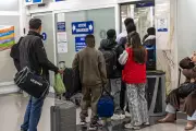 Espanha anuncia plano para regularizar 500 mil imigrantes e estimular economia