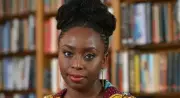 Família de Chimamanda Ngozi Adichie acusa hospital de negligência na morte do filho