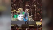 Foo Fighters reúne 18 mil em show beneficente para aniversário de Dave Grohl