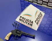 Homem é preso com revólver e munições após ser encontrado agachado sob árvore em Pirapora