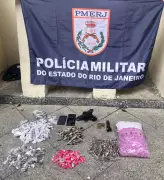 Homem de 19 anos preso e adolescente apreendido com arma e drogas em Resende