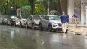 Homem em situação de rua destrói carros em Copacabana com barra de ferro