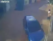 Homem escala muro para fugir de atropelamento intencional em Boa Vista