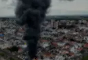 Incêndio de grandes proporções atinge loja de embalagens no centro de Araguari