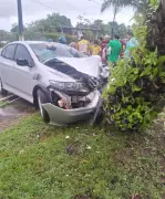 Jovem de 25 anos morre após carro bater em árvore em Itacoatiara, AM