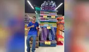 Jovem repositor de SP viraliza ao transformar prateleiras de supermercado em arte