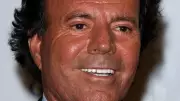 Julio Iglesias responde a acusações de agressão sexual e tráfico humano