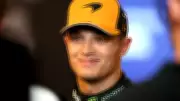 Lando Norris pilota McLaren com número 1 em testes de 2026 após título mundial