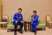 Líderes do Japão e Coreia do Sul tocam bateria juntos em encontro oficial