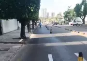 Óleo na pista interdita trecho da Avenida Antônio Fagundes em Aracaju
