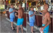 Leonardo canta 'Virtudes e defeitos' com gringos em bar das Bahamas