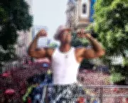 Léo Santana arrasta 150 mil no Bloco da Gold no pré-carnaval do Rio com segurança reforçada