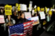 Manifestações nacionais nos EUA protestam contra política migratória de Trump
