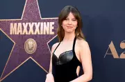 Mia Goth confessa mentir em testes e revela roubos na adolescência