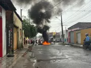Moradores de Natal protestam após transbordamento de lagoa alagar casas na Zona Norte
