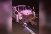 Motorista adormece ao volante e causa colisão entre van e carreta em Indiana (SP)