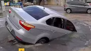 Motorista relata susto após carro cair em cratera alagada em Fortaleza: 'Cinto me sufocou'