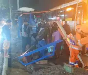 Mulher ferida após cobertura de ponto de ônibus desabar em Nova Iguaçu