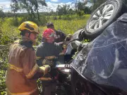 Mulher morre e filhos ficam feridos em grave acidente na BR-251 em Unaí