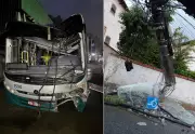 Ônibus colide com poste em Petrópolis ao evitar motocicleta em alta velocidade
