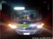 Ônibus com 22 passageiros bate em caminhão e causa interdição parcial na Castello Branco