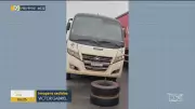 Pacientes de Santa Inês têm viagem interrompida após pneu se soltar em micro-ônibus na BR-222
