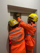 Pai e filha resgatados após ficarem presos em elevador em Unaí, MG