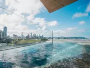 Piscinas de vidro suspensas: a engenharia de luxo que transforma varandas em mirantes aquáticos