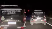 Policial usa lanterna para iluminar BR-020 após pane elétrica em viatura no Ceará