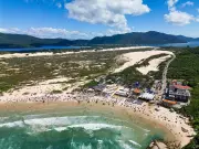 Praia da Joaquina em Florianópolis é declarada imprópria para banho após mais de um ano