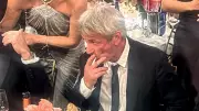 Sean Penn desafia regras e fuma cigarro no Globo de Ouro 2026
