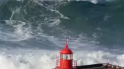 Surfista brasileiro enfrenta ondas de 25 metros em Nazaré durante tempestade Ingrid