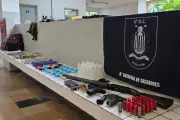 Três homens morrem em confronto com Baep em morro de Santos; drogas e armas apreendidas