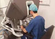 Uso do celular no banheiro eleva risco de hemorroidas e fissuras anais, alerta proctologista