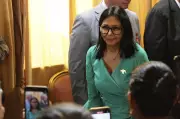 Vestido de R$ 4 mil de Delcy Rodríguez gera polêmica por ostentação na Venezuela