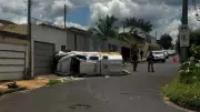 Viatura da PM capota após falha nos freios em Uberlândia; 3 militares ficam feridos