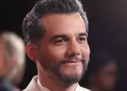 Wagner Moura e Mia Goth conversam em português nos bastidores da Dior em Paris