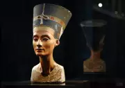 Zahi Hawass afirma estar próximo de localizar tumba de Nefertiti no Vale dos Reis