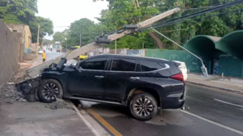 Carro derruba poste durante chuva forte na Avenida João Pessoa, em São Luís