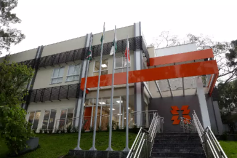 Copel é multada em mais de R$ 1 milhão por fiação solta em Maringá