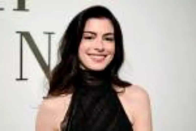 De Anne Hathaway a Rihanna: Estrelas Brilham nas Primeiras Filas da Moda em Nova York