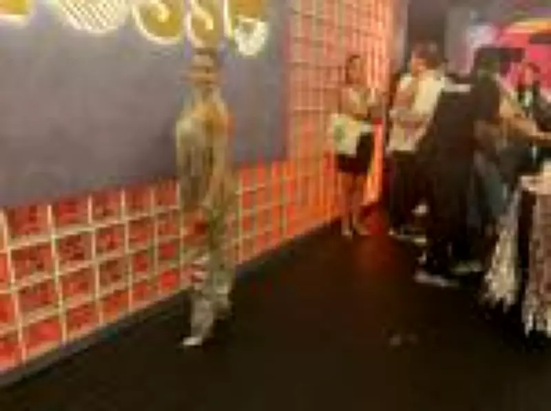 Gkay usa barbante de churrasquinho para consertar fantasia no Carnaval do Rio