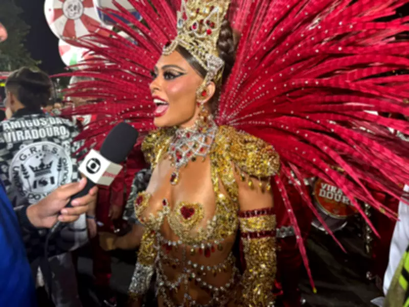 Juliana Paes homenageia musas de Mestre Ciça com fantasia 'Brilho eterno da rainha' na Viradouro