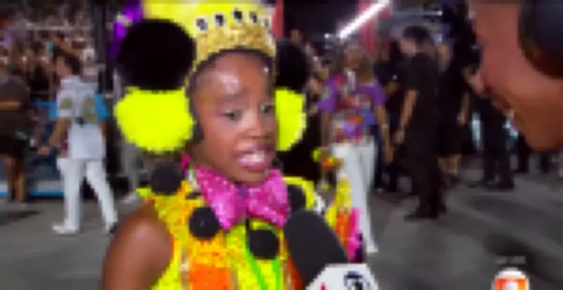 Mini passista de 10 anos emociona após desfile da Mocidade e vira destaque nas redes