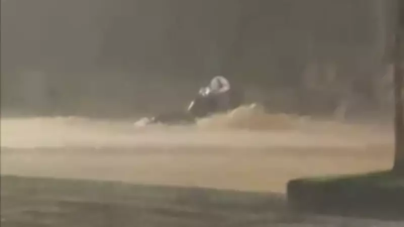 Motocicleta é arrastada por enxurrada durante temporal em Juiz de Fora; estado de saúde do condutor é desconhecido