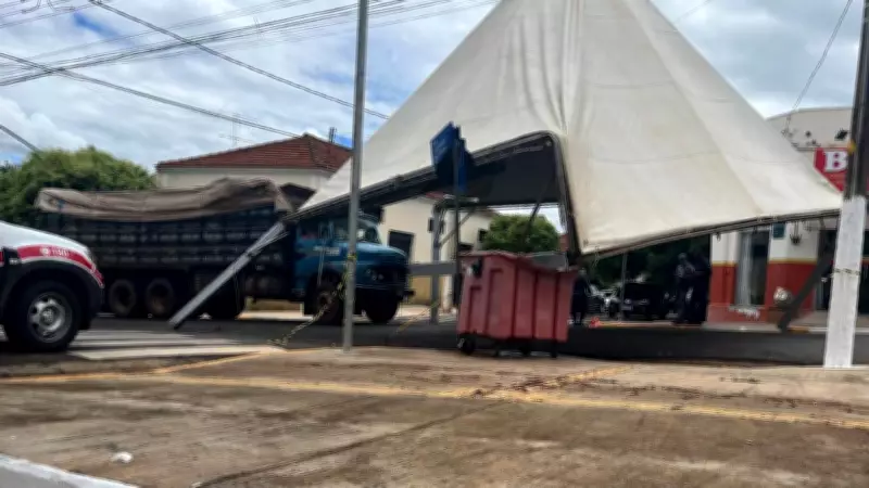 Motorista ignora sinalização e derruba tenda de carnaval em Borborema, SP