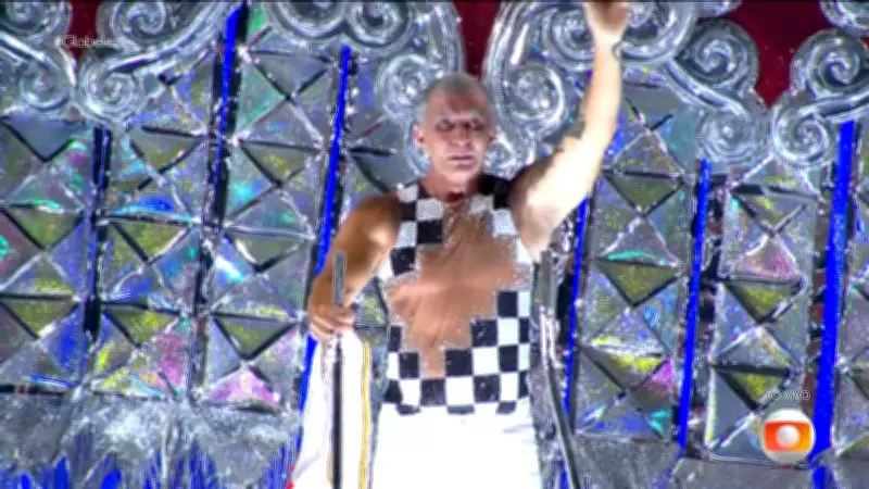 Paulo Barros se emociona durante desfile da Viradouro no Carnaval