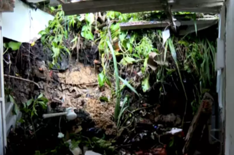 Temporal causa desabamento de casa em Guarujá e mantém 30 cidades em alerta para deslizamentos em SP